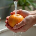 Frutta, solo se la lavi così elimini ogni traccia di batteri (ma non lo fa nessuno)