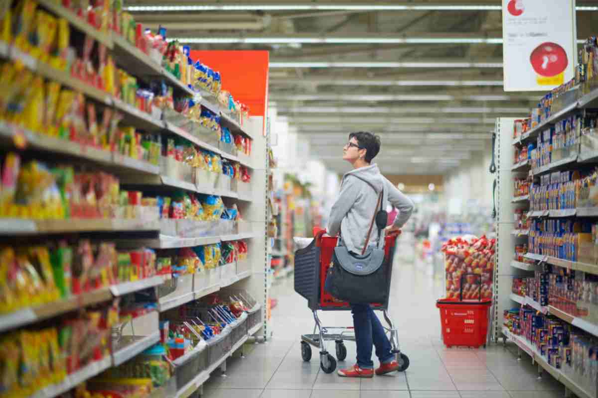 Donna al supermercato