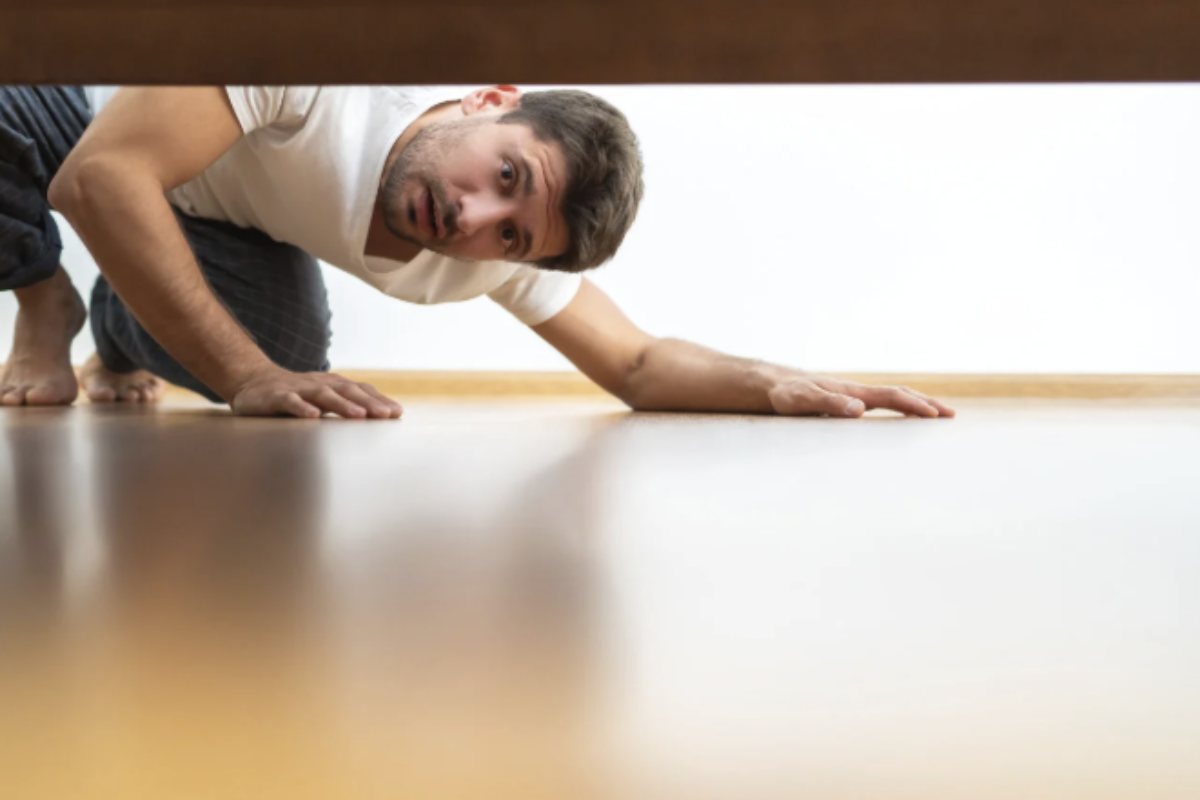 L’applicazione del sale grosso sotto il letto è semplice e richiede pochi materiali, a patto di scegliere sale puro