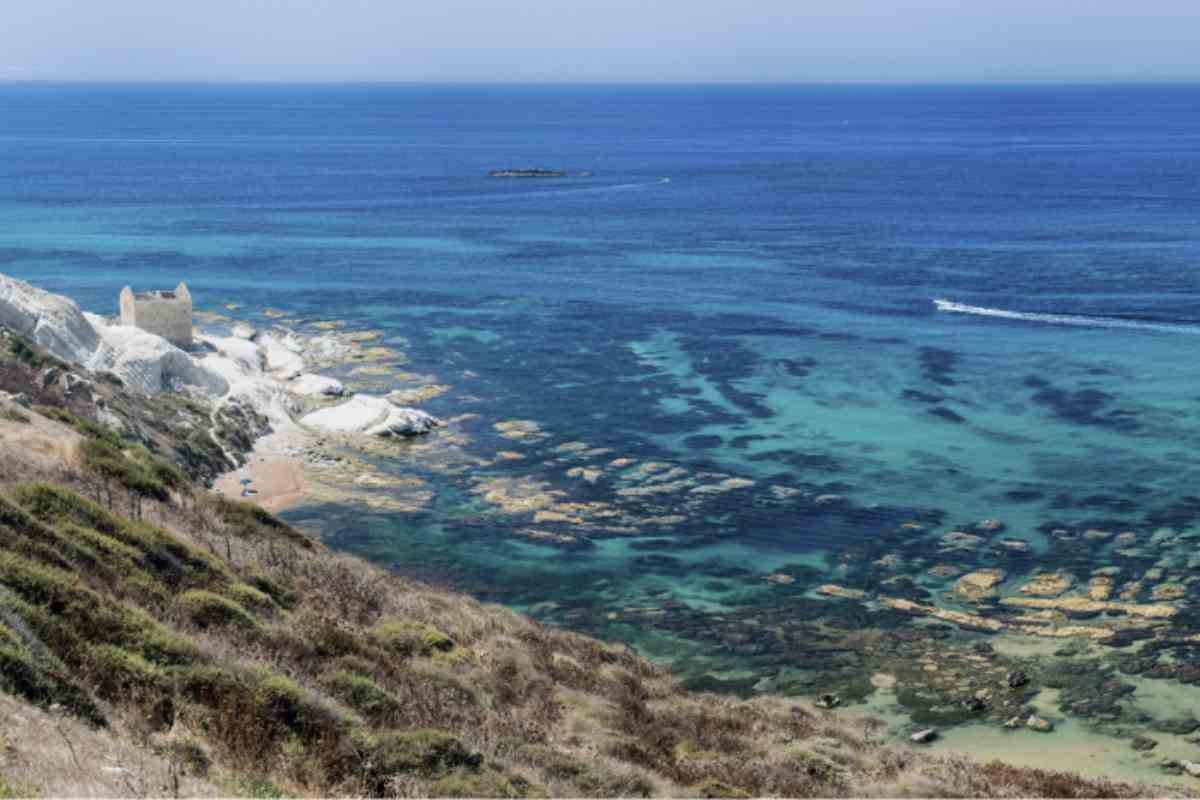 Nonostante l’eccezionale valore naturalistico e culturale, la Riserva Naturale Orientata di Punta Bianca e Monte Grande