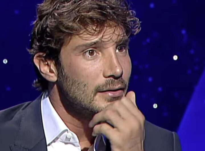 La sua residenza rappresenta un perfetto connubio tra design contemporaneo e dettagli raffinati, riflettendo il suo gusto personale