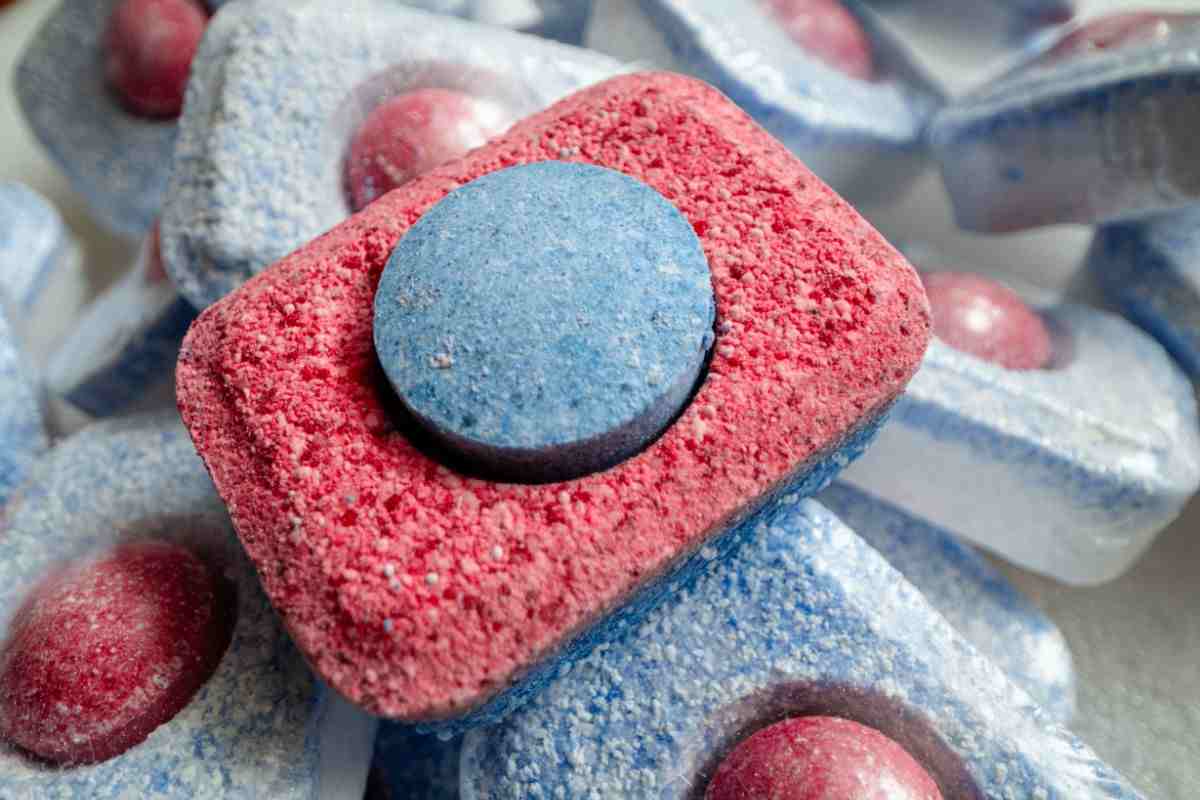 usa le tabs per lavastoviglie e un coperchio per pulire il divano